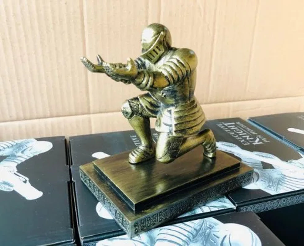 Bowing Medieval Knight Shape Desktop Decoration Pen Holder Stand Pen Cigar Desktop Holder Decoration Armor Soldier Statue Decor